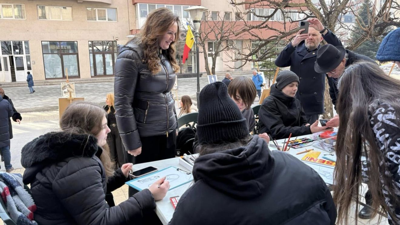 Eveniment cu elevi, la zero grade, în Târgu Jiu, în timpul vizitei ministrului Culturii, Natalia Intotero, de Ziua Națională Constantin Brâncuși