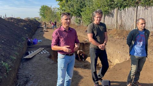 FOTO: Obiecte de aur găsite în mormântul unei femei bogate din perioada romană, la Alba Iulia / Arheolog: Totul a fost ținut secret, de frica braconierilor / Descoperiri importante, după distrugerea unui sarcofag în cimitirul orașului