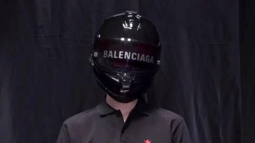 Balenciaga intră în lumea moto cu un parteneriat neașteptat dar funcțional