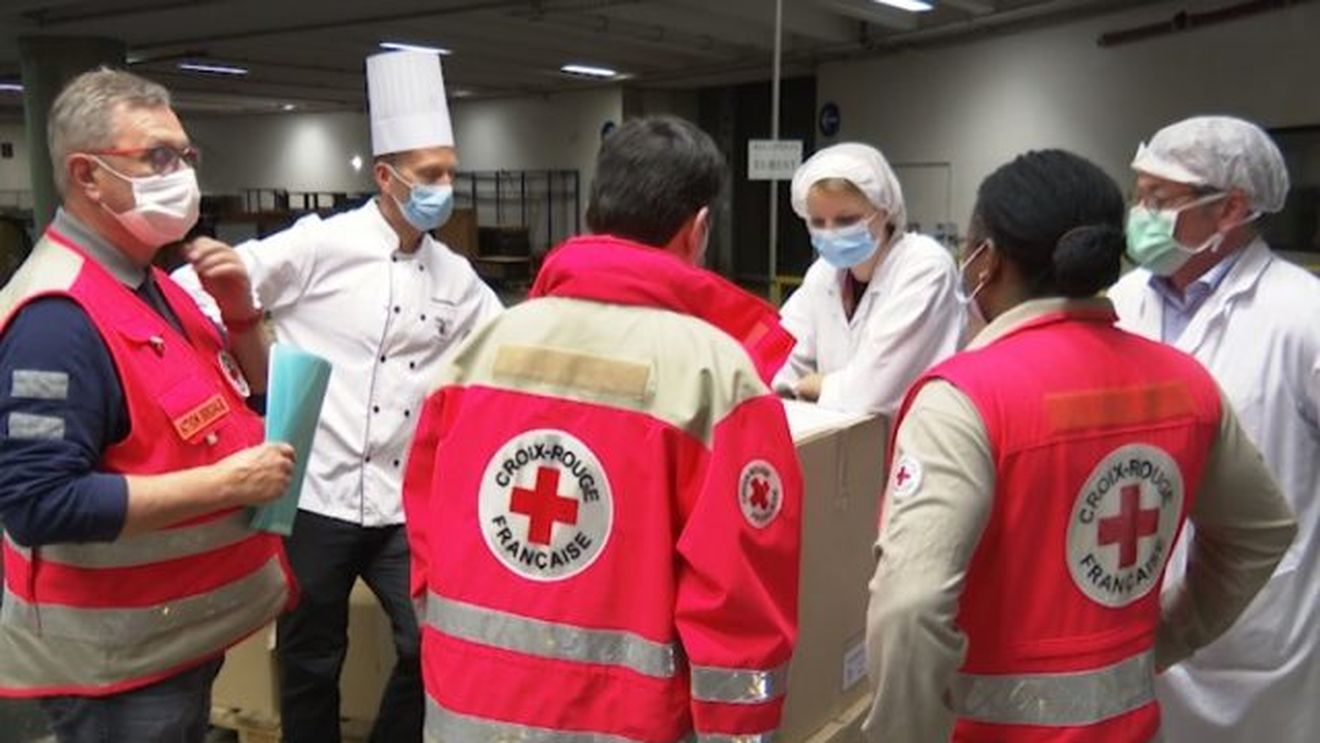 VIDEO Bucătarii Parlamentului European gătesc mii de porții de mâncare pentru medici și persoanele nevoiașe din Belgia, Franța și Luxemburg