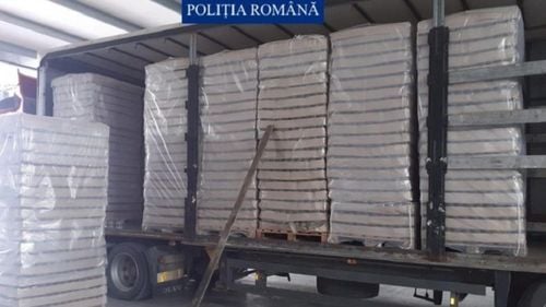 Arad: Peste 80.000 de pachete de țigări, găsite într-un TIR abandonat, înmatriculat în Ungaria. Țigările proveneau din Belarus