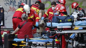 FOTOGALERIE Incendiu la Metroul din București, 25 de persoane au primit îngrijiri medicale