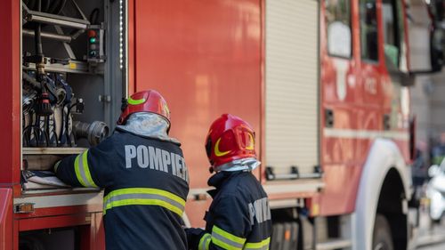 Incendiu la Cercul Militar din Capitală/ Un bărbat a fost transportat cu arsuri la spital/ Focul a fost stins