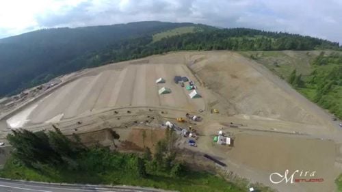 DNA vrea redeschiderea urmăririi penale în cazul gropii de gunoi pentru care a fost ras vârful unui munte din județul Suceava