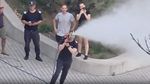 VIDEO Imagini inedite în Oradea: Pompierii au ieșit să răcorească lumea în parcuri / ”S-au creat perdele de apă menite să le ofere copiilor un strop de răcoare”