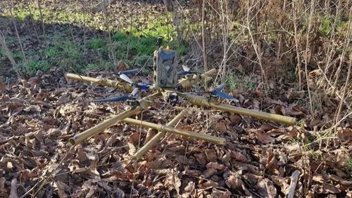 Descoperire neobișnuită făcută pe frontul din Ucraina: dronă rusească improvizată din bambus și o cameră de vânătoare