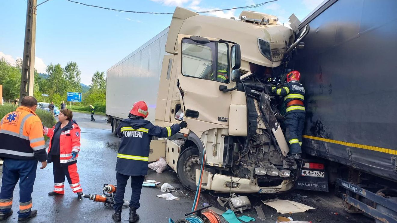Un șofer bulgar a murit după ce autotrenul pe care-l conducea a intrat în coliziune cu alt tir, condus de un șofer ucrainean, în Plugova, Caraș Severin / Traficul rutier, restricţionat pe ambele sensuri