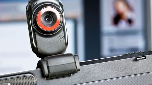 O profesoară de biologie din Iași şi-a dat demisia, după ce elevii au descoperit fotografii indecente cu ea pe un site de videochat