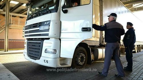 Poliţişti de frontieră înjunghiaţi de traficanţii de migranţi pe autostrada Timișoara - Arad / Au fost trase 13 focuri de armă