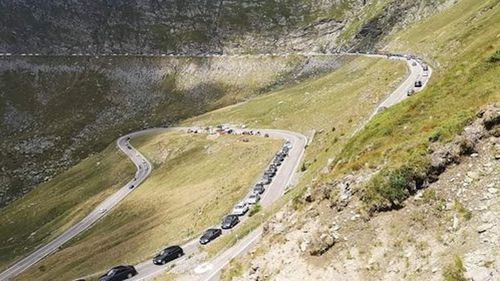 VIDEO Coadă de 4 kilometri pe Transfăgărășan: ”E august, e week-end” / Un șofer clujean: ”E ca și când vin dimineața din Florești spre Cluj-Napoca”