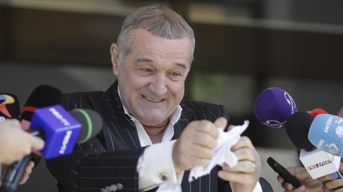 Ieșire homofobă a lui Gigi Becali. Patronul FCSB a mers cu icoane, cruci și cântece bisericești să ”curețe și să sfințească” traseul marșului Pride București pentru că ”altfel mor oameni”