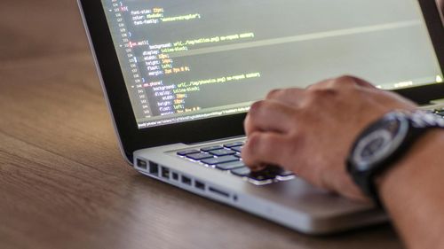 De ce se ține un antreprenor IT de succes din România, extins în SUA, departe de contractele cu statul român. Printre cele trei motive invocate: sistemul de dezvoltare și mentenanță cerut pentru soluții