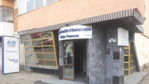 Scandalul sediilor de partide închiriate pe sume modice: PSD acuză ALDE Vrancea că plătește doar 5 euro lunar pentru imobilul de 150 de metri pătrați din Focșani