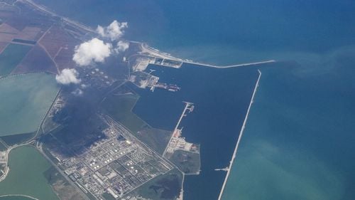 FOTO Imagini aeriene cu norul de fum de la incendiul din rafinăria Petromidia