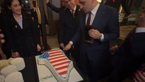 Deputatul PNL Alexandru Muraru: George Simion, autoproclamatul campion al suveranismului, s-a transformat într-un chelner geopolitic la o petrecere privată, tăind cu satisfacție un tort în forma Groenlandei decorat cu drapelul SUA
