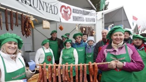 Românii au obținut primul loc la cel mai mare concurs de preparat porcul din Ungaria. O echipă din Hunedoara a impresionat juriul cu mici și virșli