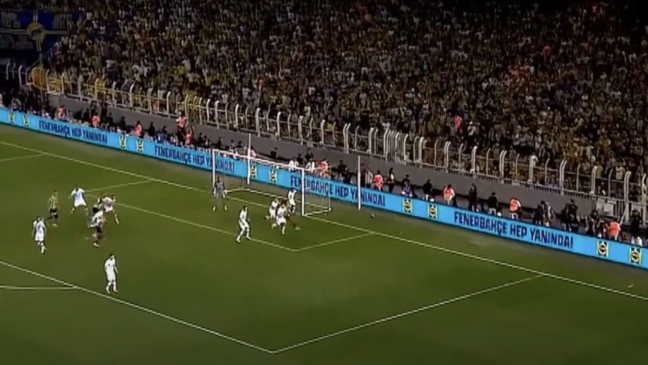 UEFA a deschis o anchetă după scandările pro-Putin ale fanilor echipei Fenerbahce, care a disputat un meci cu Dinamo Kiev