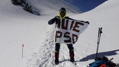 Mesajul ”M..E PSD”, dus de un alpinist pe Muntele Elbrus (5.600 m)