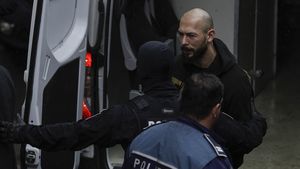 Andrew Tate, unul dintre influencerii care incită la violență în confruntările fără precedent din Marea Britanie. Tate e judecat în România pentru viol și trafic de persoane, dar a fost invitatul special al unui cântăreț pe scena Beach Please