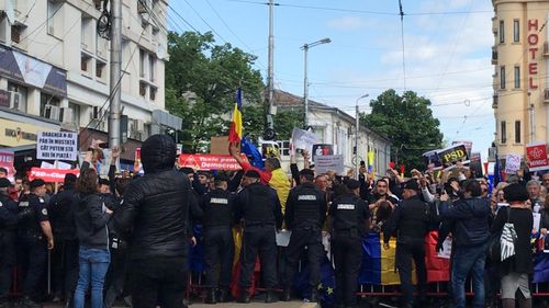 Mitingul PSD din Iași, acoperit sonor de huiduielile și vuvuzelele protestatarilor / Dragnea, mesaje suveraniste: Nu vreau să permitem unora din România să angajeze țara pe traiectoria unei colonii care s-a predat cu toate bogățiile