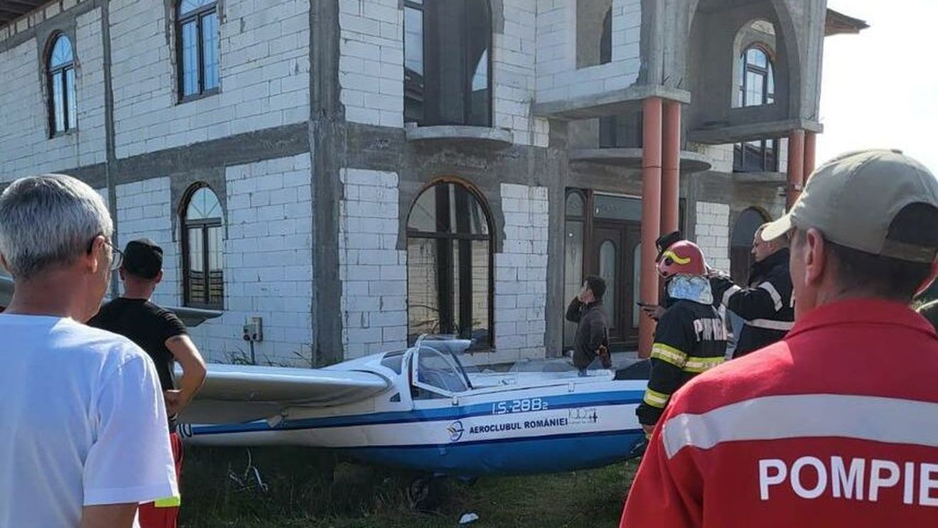 Dolj: Un planor în care se afla o persoană de 17 ani s-a prăbuşit în curtea unei locuinţe