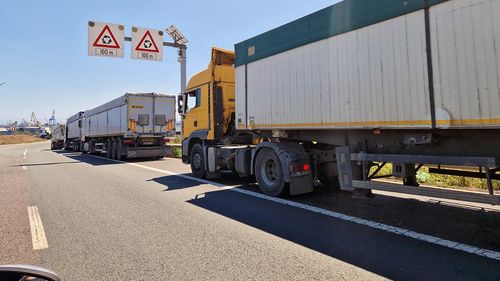 Coloana de camioane blocate în Vama Siret de protestul agricultorilor se întinde pe aproximativ 20 de kilometri / Măsuri pentru fluidizarea traficului