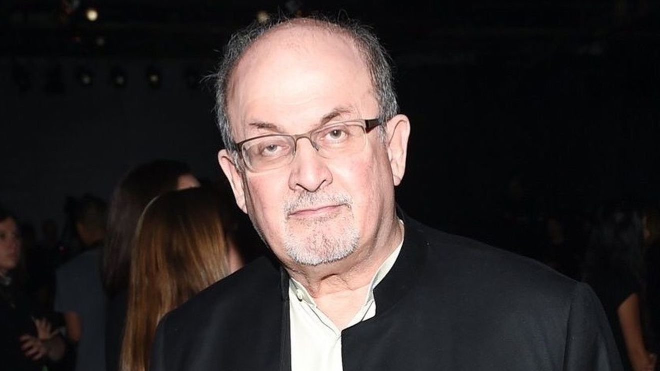 BREAKING Salman Rushdie a fost înjunghiat în gât, în timp ce se afla pe o scenă din New York (video) / Atacatorul a fost reținut / Scriitorul este în viață și a fost internat