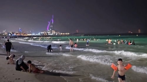 În Dubai se iese la plajă noaptea / Lumini ca pe stadion, salvamari 24 de ore din 24 și garduri împotriva rechinilor / "Ieșim foarte puțin în timpul zilei, dar compensăm noaptea" / După miezul nopții, termometrul scade la 30 de grade