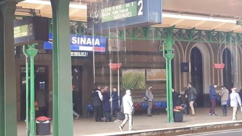 Experiența unui turist în gara din Sinaia: „Toaletele se închid la ora 19! Chioșcurile la ora 18! La 90 de minute întârziere a trenului… Ce să faci?”