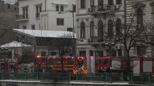ISU Bucureşti-Ilfov: Hotelul la care s-a produs incendiul de marţi dimineaţă nu are autorizaţie de securitate la incendiu / Controlul continuă