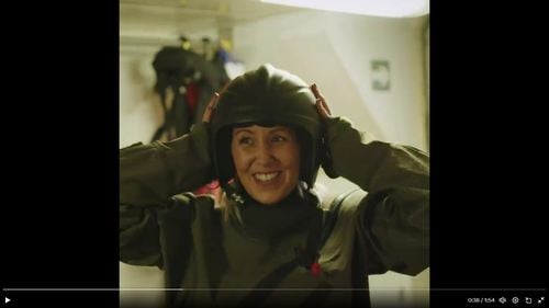 VIDEO Ministra belgiană a Apărării, în centrul unor critici, după un videoclip cu urări de sărbători în care salvează un „Moș Crăciun în pericol”