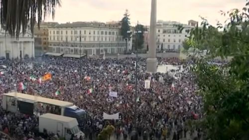 Mii de persoane au manifestat la Roma împotriva certificatului sanitar. Poliţia a folosit tunuri cu apă şi gaze lacrimogene împotrica protestatarilor violenți, iar câțiva au fost arestați