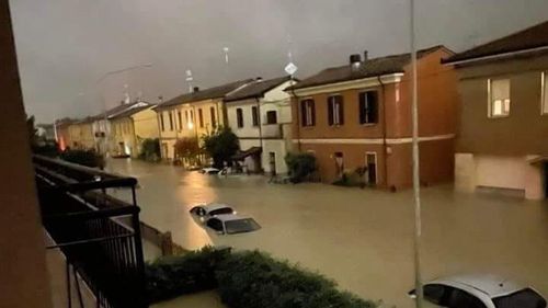 VIDEO Italia sub ape / Imagini dramatice: un copil e salvat din apele care depășesc un metru adâncime, în orașul Cesena / Marele Premiu de F1 de la Imola ar putea fi amânat din cauza inundațiilor / Numărul morților a ajuns la 5