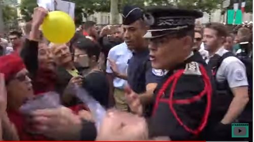 VIDEO Emmanuel Macron a fost huiduit de un grup de protestatari înaintea paradei militare de Ziua Franței. Polițiștii au fost bruscați