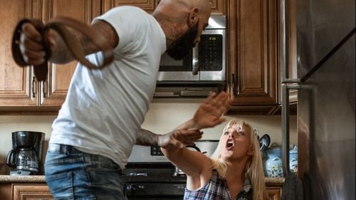 Cazurile de violență domestică din politică: Focșa, Mănăstire, Ogâgău / Ce au pățit politicienii din Occident care și-au bătut partenerele de viață