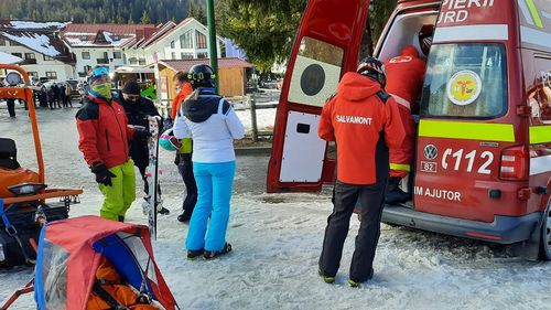 Un copil a fost accidentat miercuri pe o pârtie de schi din Poiana Braşov, fiind lovit de o placă de snowboard