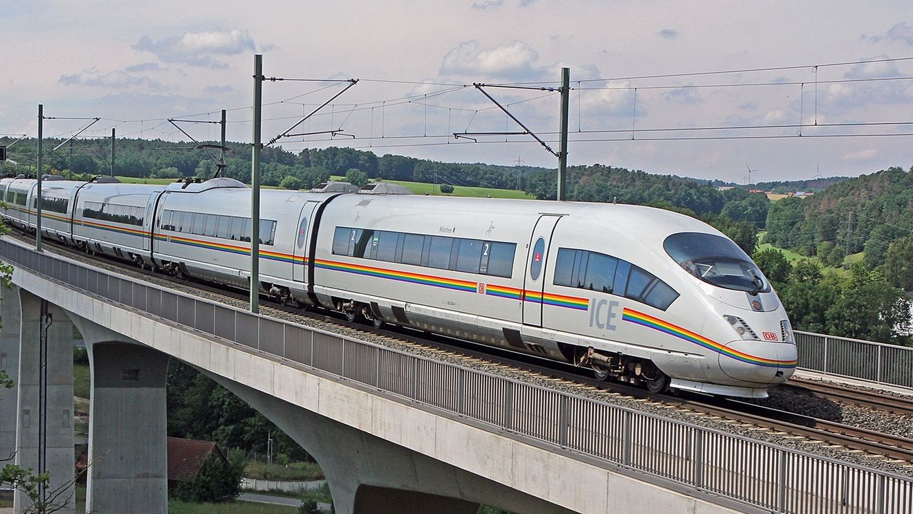 Zeci de pasageri au avut nevoie de îngrijiri medicale după ce un tren din Germania s-a defectat în condiţii de caniculă