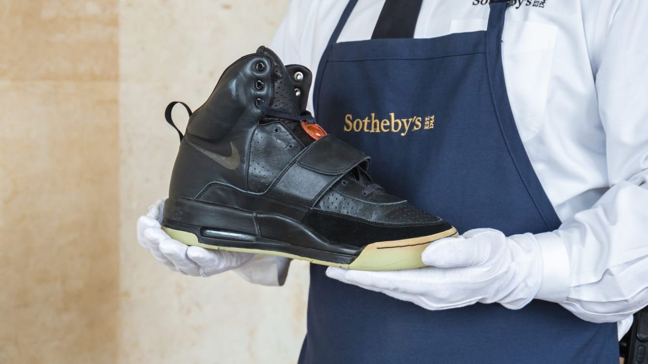 O pereche de pantofi de sport ai rapperului Kanye West, vândută pentru 1,8 milioane de dolari, un nou record