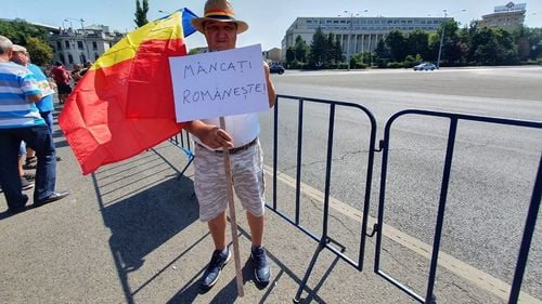 FOTO Protest cu roșii, ardei și vinete în Piața Victoriei, pentru salvarea micilor fermieri de la faliment