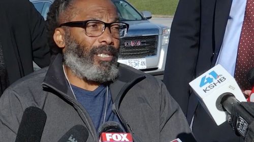 Un american a fost eliberat după ce a petrecut 43 de ani în închisoare din cauza unei erori judiciare / "A fost condamnat doar pe baza mărturiei"