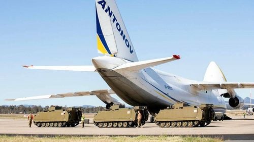 Australia a trimis primele patru din cele 14 transportoare blindate de trupe în Ucraina, ca parte a unui pachet de ajutor de aproape 300 de milioane de dolari