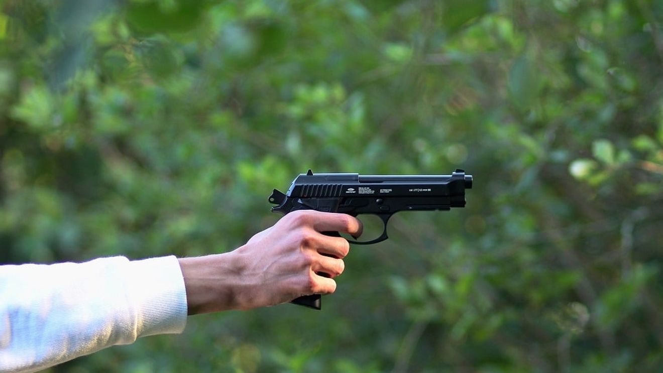 Angajatul unui restaurant din București, cetățean israelian, amenințat cu pistolul / Agresorul se află acum sub control judiciar