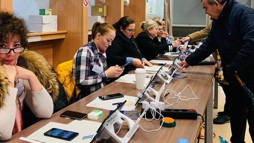 Reacție a Ministerului de Externe în legătură cu vehicularea unor afirmații false privind organizarea turului al doilea al alegerilor prezidențiale: Cetățenii români din străinătate vor vota în bune condiții / Votul în turul doi are loc tot pe durata a trei zile / Pentru turul doi urmează să fie transmise 3.600.000 de buletine de vot pentru secțiile din străinătate