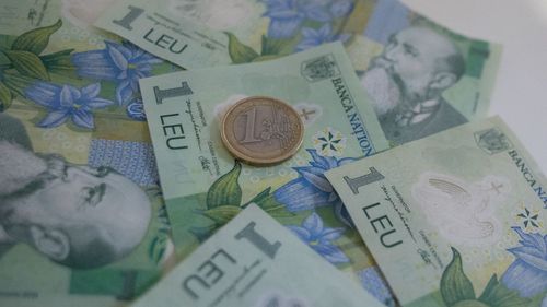 BREAKING | Euro a ajuns la 5,2180 lei. Un nou minim istoric pentru moneda românească, în ziua moțiunii împotriva premierului Bolojan