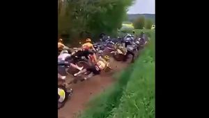 Ciclism, Turul Bretaniei: haos după o căzătură colectivă impresionantă, pe un teren noroios