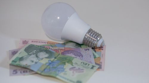 UPDATE Ordonanța austerității: Se suspendă angajările la stat, dar nu se desființează nici o instituție / Pensiile, salariile bugetarilor și ajutoarele sociale vor fi înghețate / Fără prime și bonusuri la stat / Voucherele de vacanță, reduse la 800 de lei / Bugetul pe 2025 va fi adoptat în ianuarie