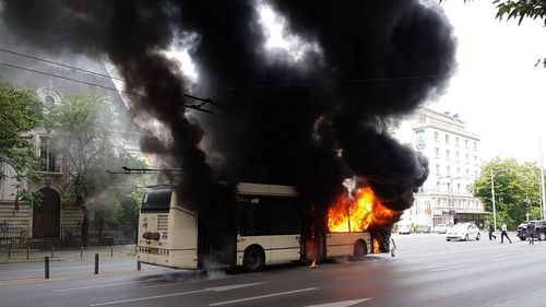 Un troleibuz a fost cuprins de un incendiu puternic pe B-dul Lascăr Catargiu din Capitală