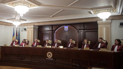 Bărbat acuzat că a instigat la asasinarea personalului Curţii Constituţionale, pus sub control judiciar/ Într-un material video, acesta cerea arme de foc ca să „realizeze personal execuţia”