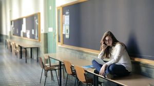 Peste 3.400 de profesori necalificați pentru disciplina pe care o predau vor intra la ore în acest an școlar, anunță Ligia Deca / Ministra dă asigurări că „cineva va intra la clasă”, mai ales în mediul rural