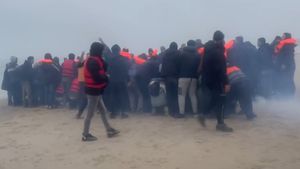 Marea Britanie acuză Uniunea Europeană că a provocat o “criză a migrației în masă” în Canalul Mânecii. Aproape 25.000 de migranți ilegali au ajuns anul acesta în UK în ambarcațiuni mici